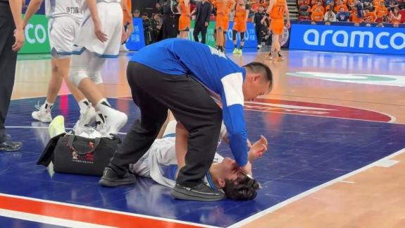  伤病远离！西尔扎提眉骨受伤倒地后紧急接受治疗