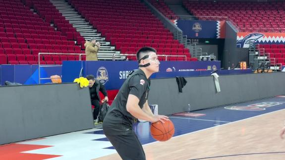 陈盈骏方硕三分线找手感 翟晓川连中三分