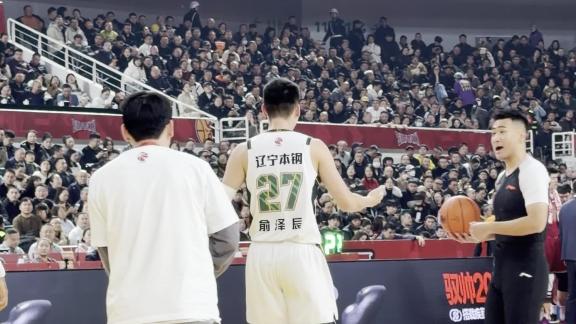  零容忍！迪亚洛肘击俞泽辰 被吹罚违体犯规