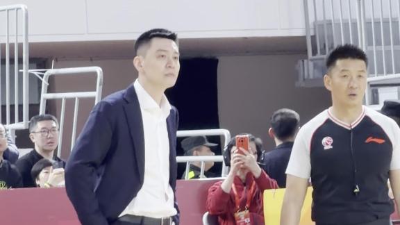  死亡凝视！杨鸣从暴走到无语 场边再现“表情包”