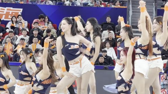  可盐可甜颜值超能打！上海啦啦队靓丽起舞