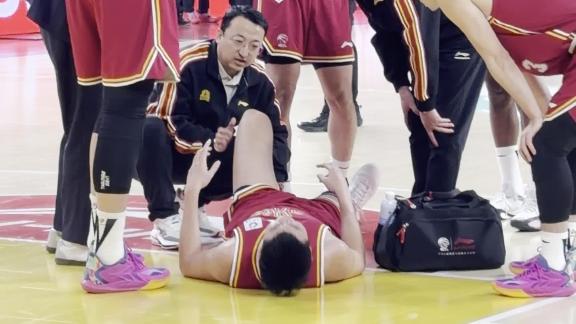  突发情况！焦海龙膝盖扭伤倒地不起