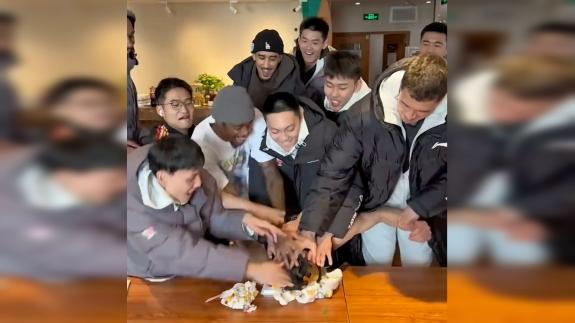  广东为陈家政20岁庆生！徐杰胡明轩上演按头杀