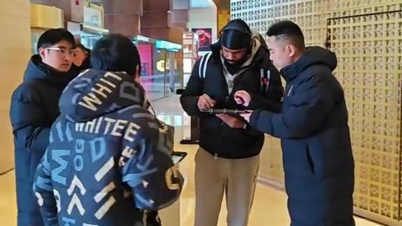  暖心！山东男篮高铁抵达沈阳 球迷在酒店迎接