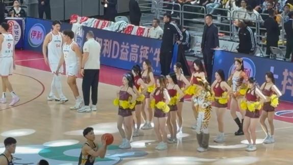  天冷降温？看广东啦啦队热情似火活力十足