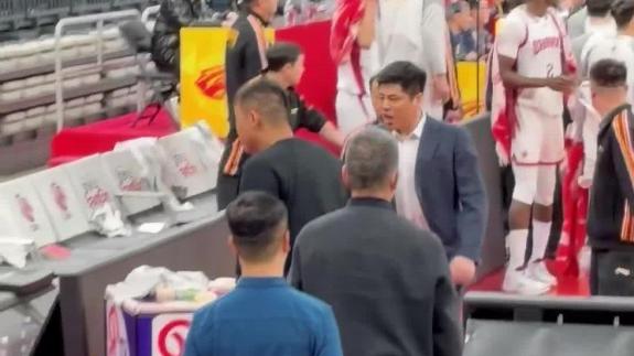 现场直击！潘江不满裁判吹罚暴跳如雷遭驱逐