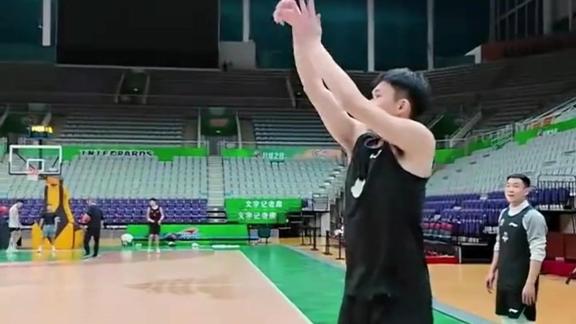 队内训练欢乐多！谢智杰和扎提三分大比拼