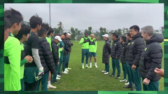  氛围极佳！国安全队为张稀哲送上生日祝福