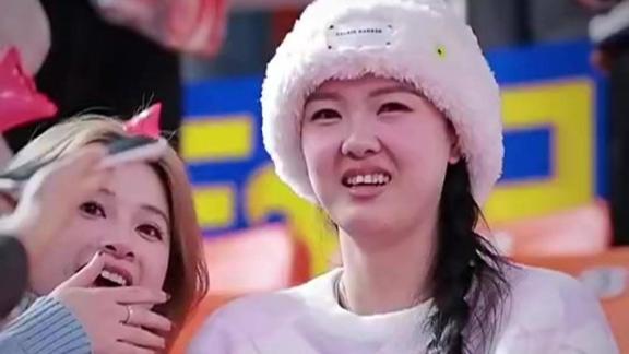  为老公加油！前中国女排球员张常宁现身新疆主场