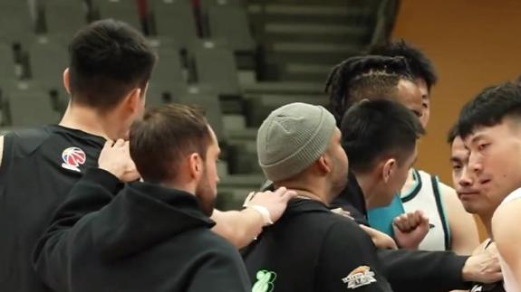  备战山东！辽篮赛前训练 赵继伟练投篮状态正佳