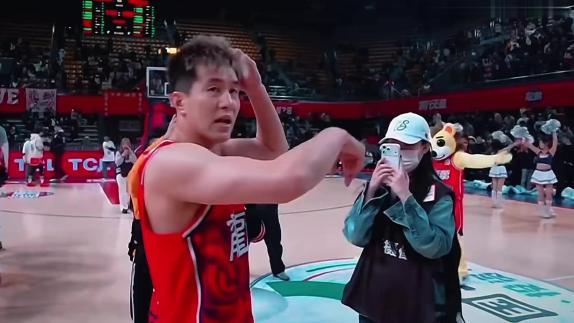 复出赢球心情好！郭艾伦带领众队友摁住整蛊徐昕