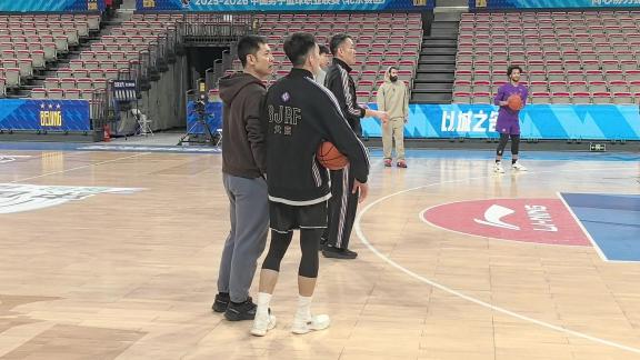 开小灶！北控热身张庆鹏与廖三宁耳语单独交流