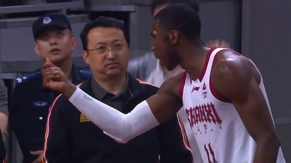 首节6分钟3犯！迪亚洛不满向裁判比出数钱手势