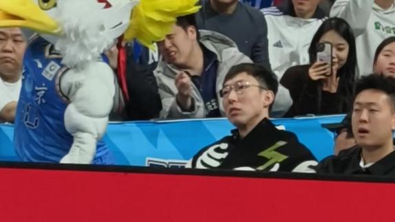  与首钢兄弟们同在！周琦现身北京德比场边观战