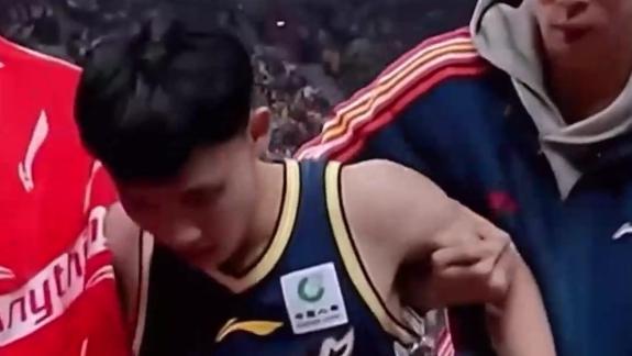  愿无大碍！徐杰意外受伤崴脚被队友搀扶离场