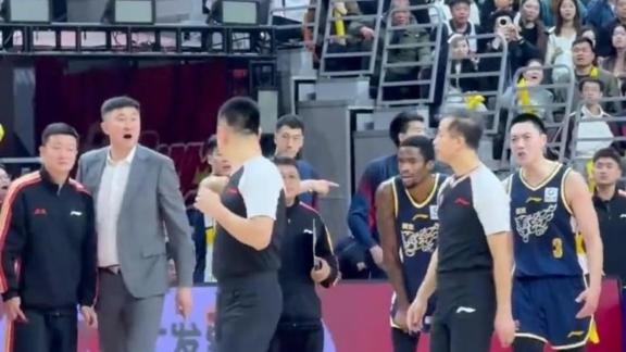 现场直击！杜锋场下怒指迪亚洛口吐芬芳 拦都拦不住