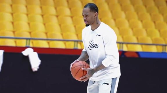 氛围轻松！广厦众将比拼中场三分赵嘉仁一击命中