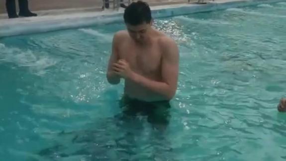 是个狠人！乌鲁木齐零下14度 阿不都挑战冬泳