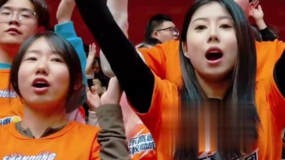  美女球迷叫好！山东男篮重返高速大球馆氛围拉满