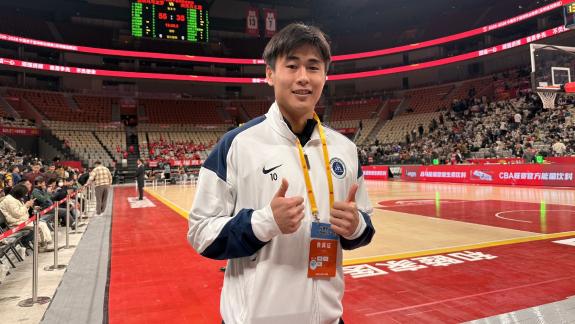  足篮联动！新鹏城球员戴伟浚做客深圳男篮主场