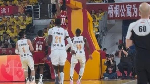  现场实拍！迪亚洛抢断后一条龙双手扣篮点燃主场