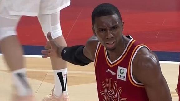  冲突！迪亚洛翟晓川推搡 裁判介入避免升级