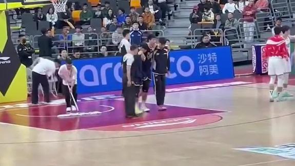 广东伤员+1！焦泊乔潜力赛不慎受伤 被搀扶离场