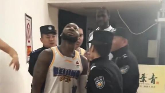  全员生气！杰曼被球迷吐口水 陈盈骏愤怒理论