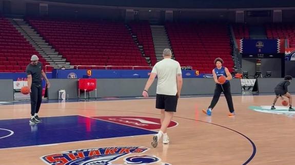  上海冲击主场10连胜！洛夫顿赛前加练外线三分