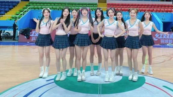  双马尾甜妹！宁波啦啦宝贝清纯装扮助威甬辽大战