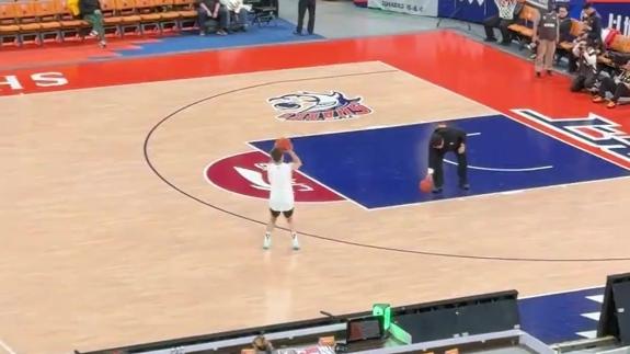  榜样！郭艾伦对阵上海 赛前单独加练挥汗如雨