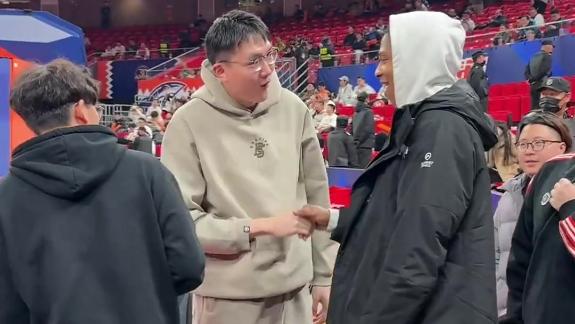  惊喜！上海玄鸟外援道格拉斯现身 为老东家助威