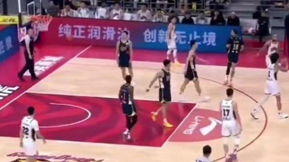  肯定！裁判吹罚吉林走步 杜锋拍其屁股以示鼓励