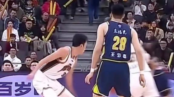  脚踩登天梯！奎因直升机式逆天隔扣杨腾飞