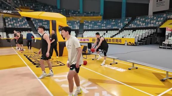  山东赛前训练：邱彪指导发“满3减1”优惠券