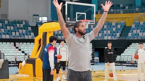  邱彪与克里斯比拼投篮 克里斯打趣：V我五百