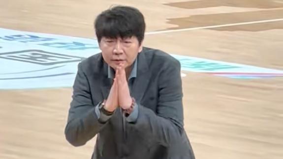  表情包！邱彪求求替补席闭嘴 别再被裁判警告