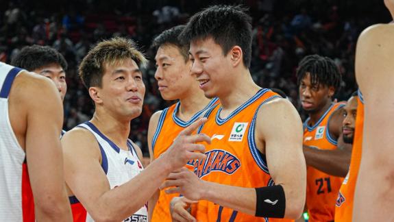  各为其主！郭艾伦张镇麟相聚拥抱梦回辽篮岁月