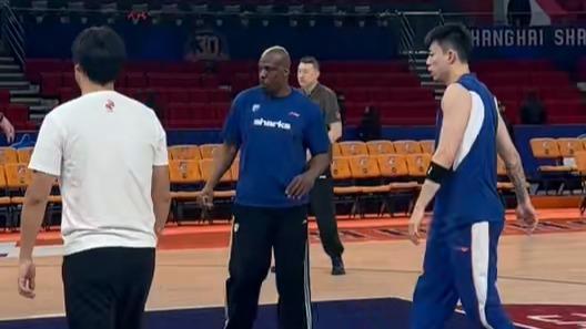  榜样的力量！王哲林携手张镇麟提前抵达场馆热身