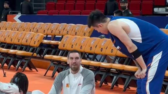  哥俩唠啥？！张镇麟赛前与深圳外援马里奇热聊