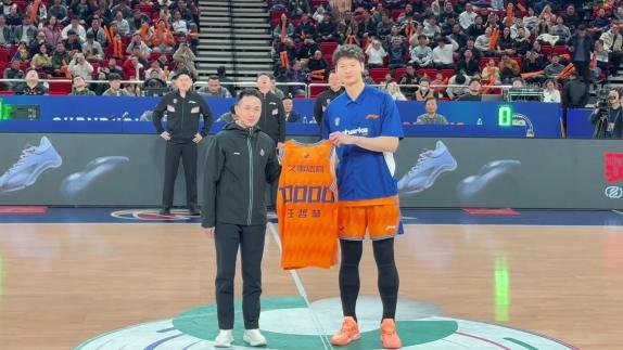  里程碑荣誉！王哲林领取个人10000分特制球衣