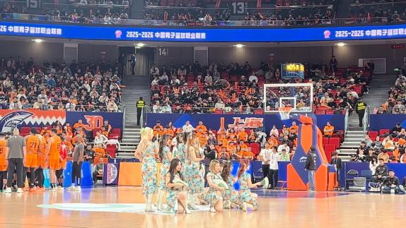  墨绿折扇+天青色旗袍！上海啦啦队尽显江南韵味