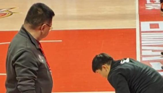  吉林主场地板出问题开赛延后 工作人员紧急抢修