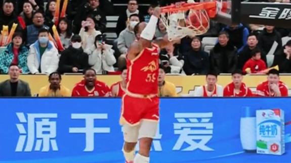  观赏性拉满！塔克上演360°挑篮+双手大风车暴扣