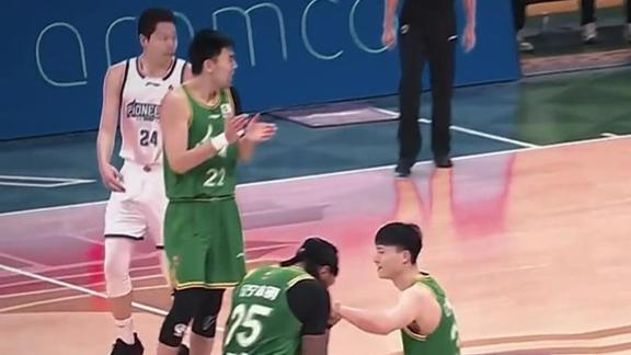  手感匀你一点？鄢手骐进球后被莫兰德亲吻手部