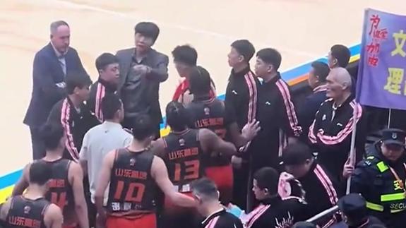  不满本场表现！暂停时间邱彪挥手让克里斯下场