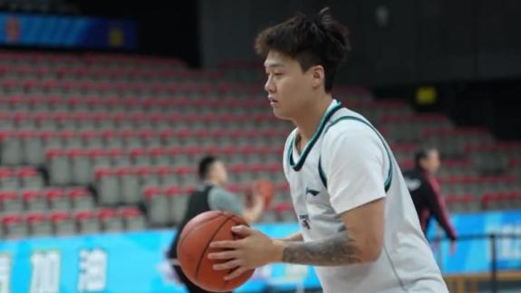  调整状态迎战强敌！赵睿踩场训练加练外线三分