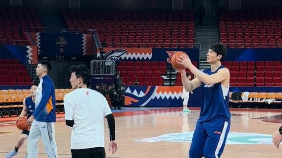  上海年前主场收官！王哲林李弘权提前2小时到场