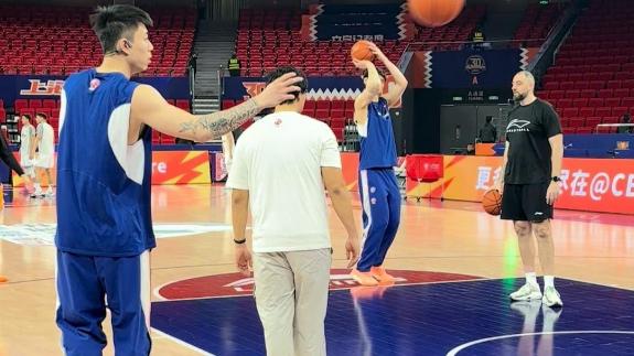  上海配色战靴！金金小歌一听 篮下中投百发百中