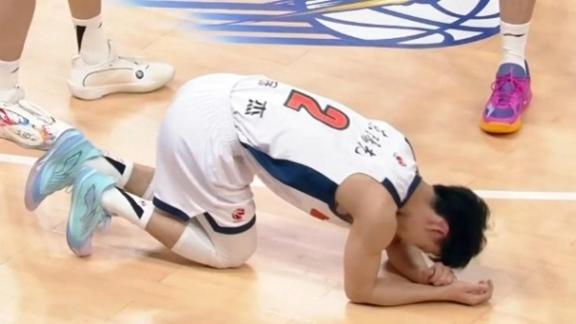  愿无大碍！徐杰脚踝再受伤被队医搀扶到场下治疗